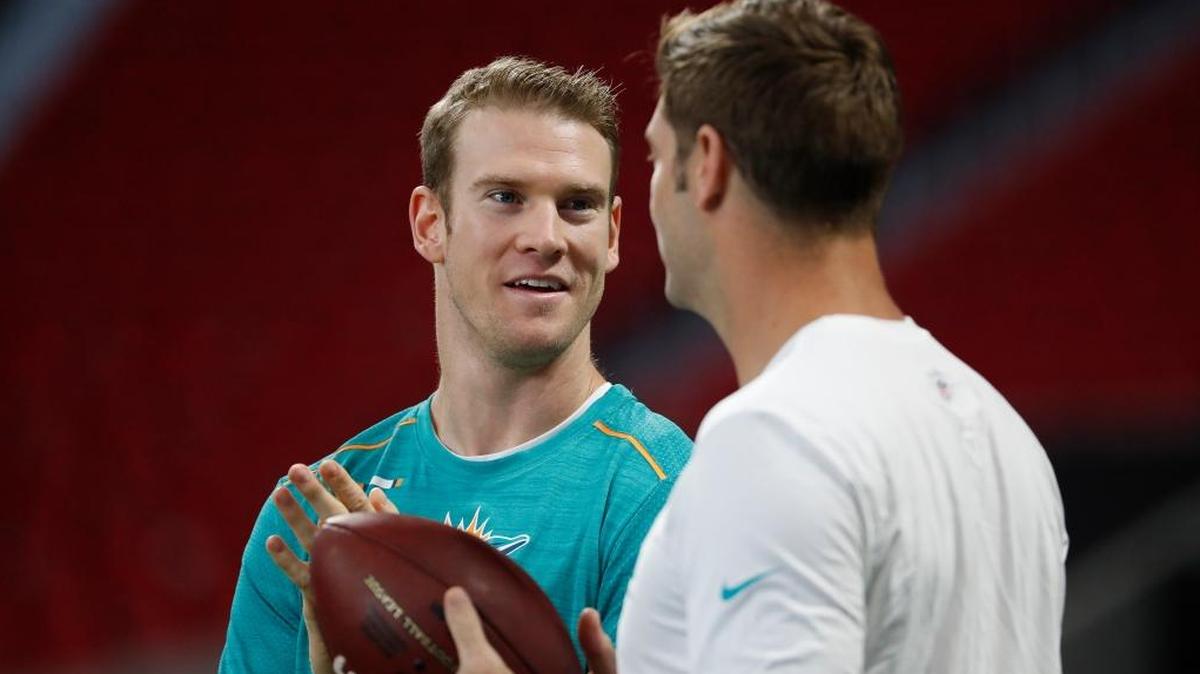 Injured Dolphins quarterback Ryan Tannehill, left, speaks with Jay Cutler before Miami’s win over the Falcons.