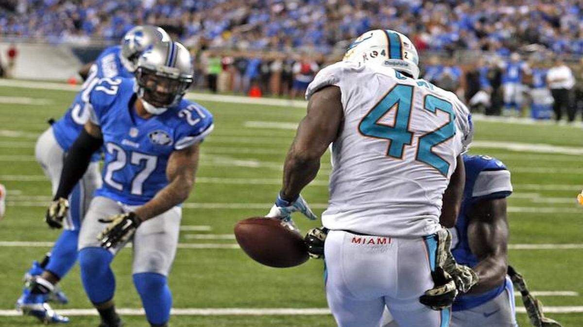 
Miami Dolphins tight end Charles Clay drops a ball in the end zone in the fourth quarter of the team’s game against the Detroit Lions at Ford Field in Detroit on Nov. 9, 2014.
