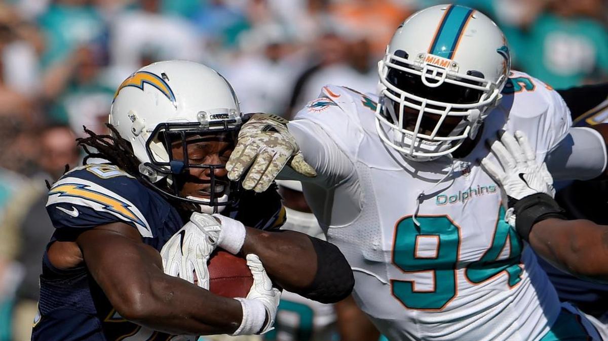 San Diego Chargers running back Melvin Gordon, runs past Miami Dolphins defensive end Mario Williams during the first half of an NFL football game in San Diego, Sun., Nov. 13, 2016.