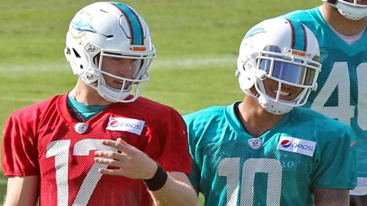 
Quarterback Ryan Tannenhill (17) chats with wide receiver Kenny Stills during the final day of Miami Dolphins training camp Monday, Aug. 17, 2015 in Davie.
