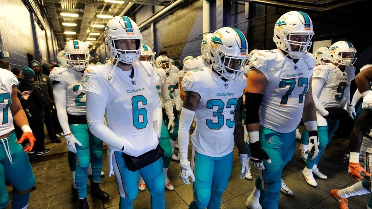 Jesse Davis, right, has started the last four games at guard for the Dolphins.