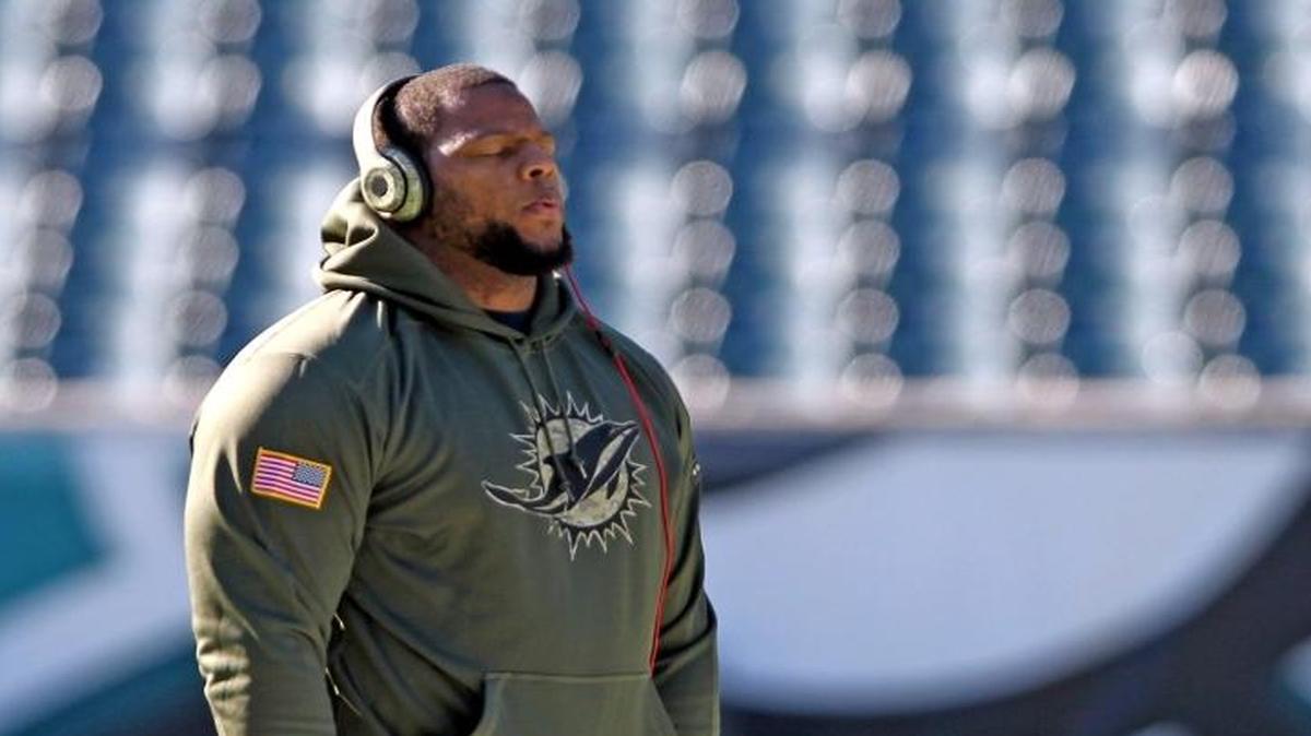 Miami Dolphins’ Ndamukong Suh stands on the 50 yard line and meditates before the Dolphins play the Philadelphia Eagles at Lincoln Field Financial in Philadelphia, Penn., November 15, 2015.