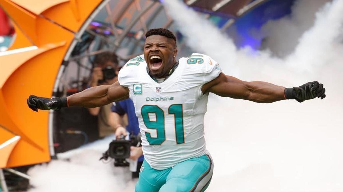 Miami Dolphins defensive end Cameron Wake (91) reacts as he enters the field during the first half of an NFL football game against the Arizona Cardinals, Sun., Dec. 11, 2016, in Miami Gardens, Fla.