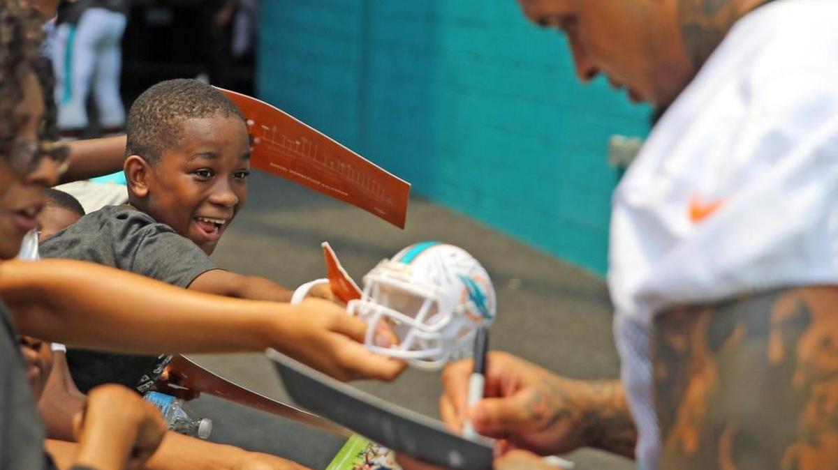 Mike Pouncey knows the Dolphins need a signature win Sunday.