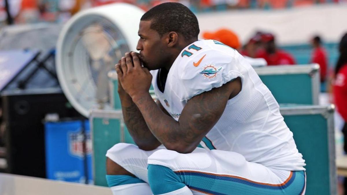 Mike Wallace sits on the bench in the final minutes of his final game with the Miami Dolphins on December 28, 2014.