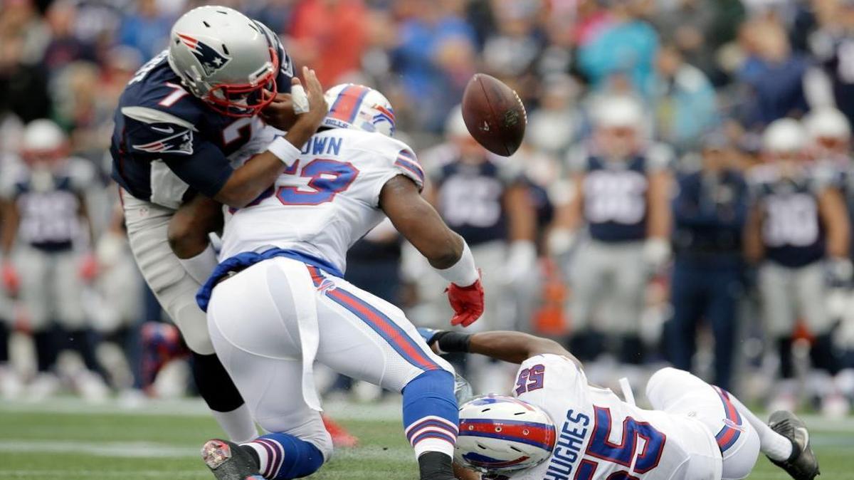 Free agent linebacker Zach Brown changed agents Monday night.