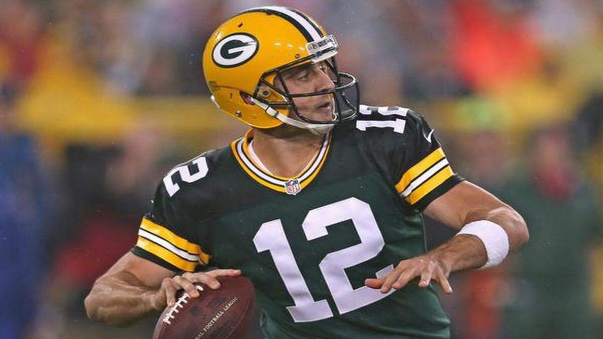 
Aaron Rodgers #12 of the Green Bay Packers throws a touchdown pass to Jordy Nelson against the Minnesota Vikings at Lambeau Field on October 2, 2014 in Green Bay, Wisconsin. 
