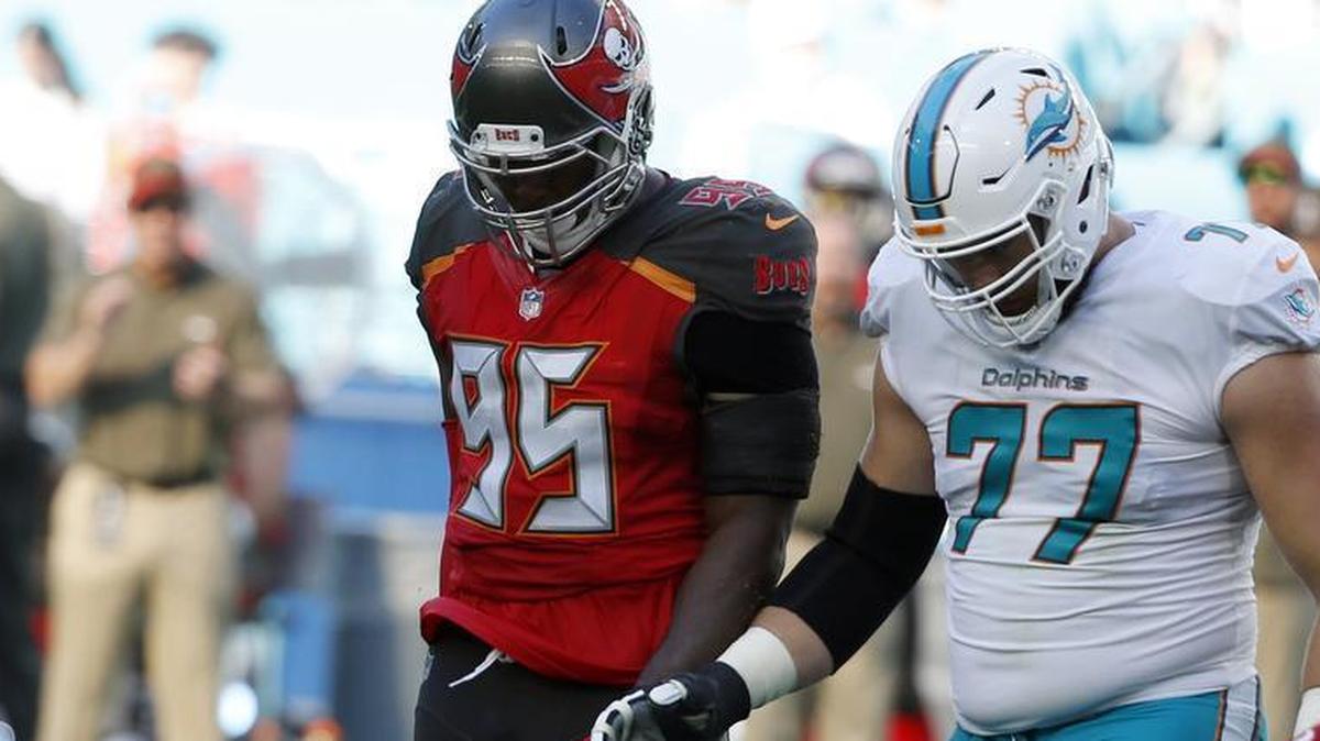 Dolphins assistant coach Clyde Christensen on Wednesday broke down how the Dolphins’ offensive line would look if Jermon Bushrod does not play Sunday. Jesse Davis (77) would take Bushrod’s spot at right guard. Above, quarterback Jay Cutler (6) takes his time to get up after he was sacked during Sunday’s loss.