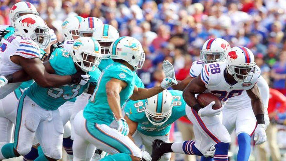 
Buffalo Bills running back C.J. Spiller (28) gains yards against the Miami Dolphins defense Sunday, Sept. 14, 2014, in Orchard Park, N.Y. 
