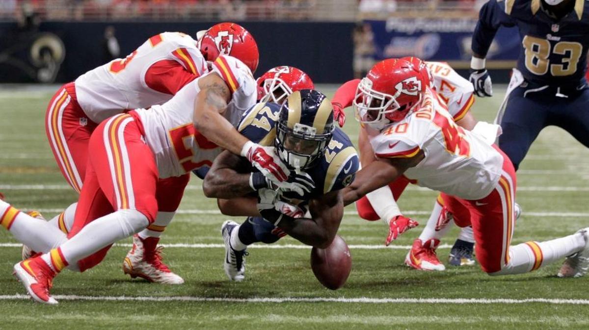 Ex-Rams running back Isaiah Pead agreed to a contract with the Dolphins Thursday.