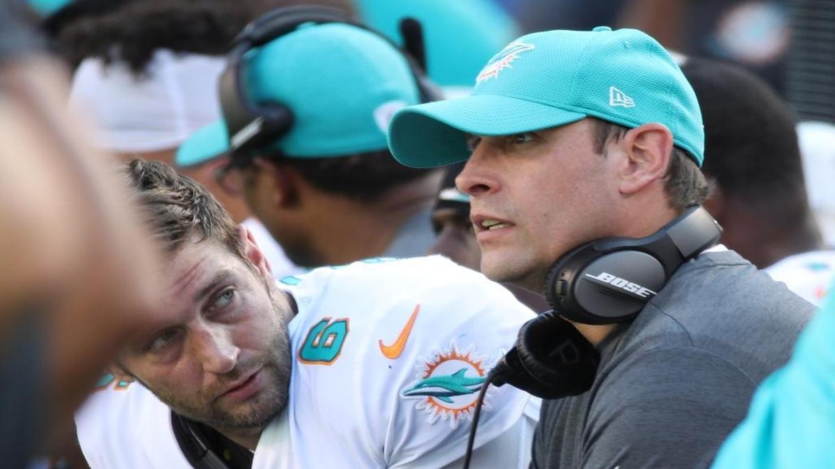 Dolphins coach Adam Gase chats with quarterback Jay Cutler late in the Dolphins’ blowout loss to the Jets.