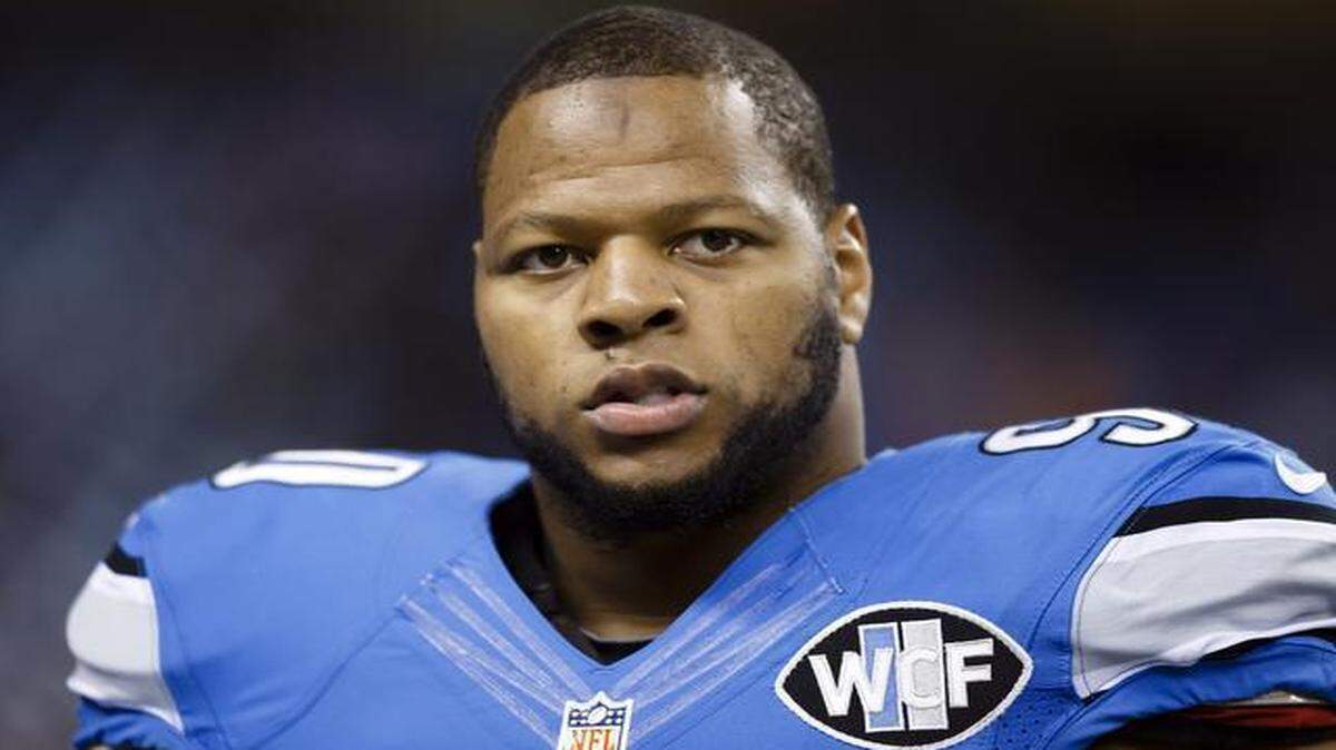 
Ndamukong Suh was free to formally agree to his reported six-year, $114 million contract with the Dolphins on Tuesday when free agency finally began at 4 p.m.


