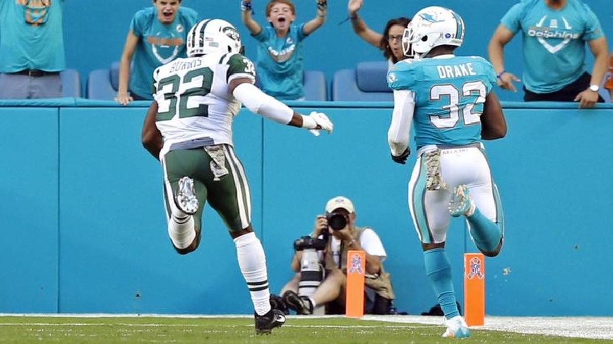 Miami Dolphins running back Kenyan Drake (32) scores in the fourth quarter as the Miami Dolphins host the New York Jets at Hard Rock Stadium on Sun., Nov. 6, 2016.