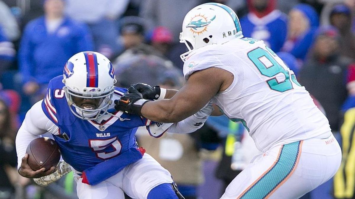Dolphins defensive tackle Ndamukong Suh thought officials would whistle this play dead when he had Bills QB Tyrod Taylor in his grasp, but they didn’t and Taylor threw the ball away to avoid the loss.