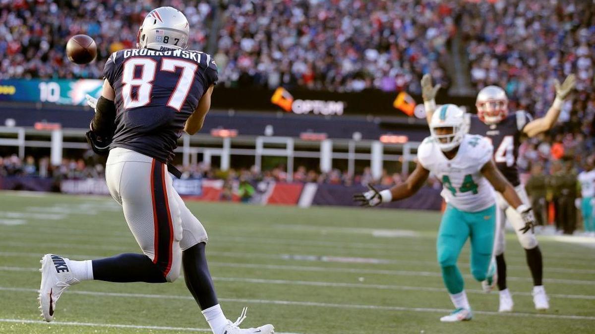 New England Patriots tight end Rob Gronkowski (87) catches a touchdown pass against the Miami Dolphins on Sunday, Nov. 26, 2017, in Foxborough, Massachusetts.