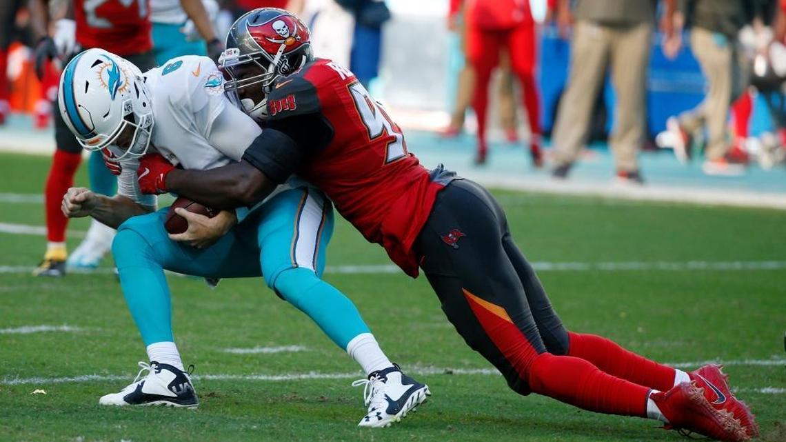 Jay Cutler left the Buccaneers game with a head injury.