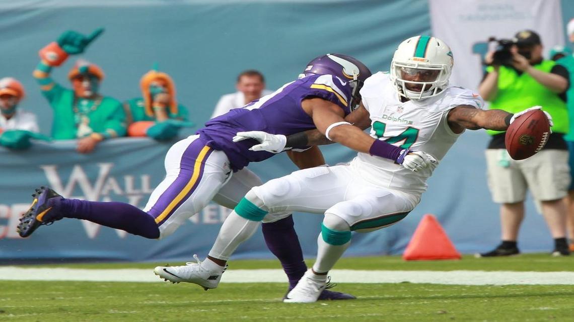 Former Vikings cornerback Josh Robinson, shown tackling the Dolphins’ Jarvis Landry, chose to sign with the Tampa Bay Buccaneers over the Dolphins.