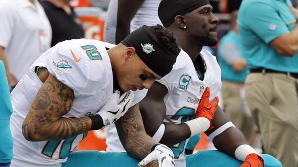 Kenny Stills, wearing No. 10, recently reached out to Colin Kaepernick to express support.