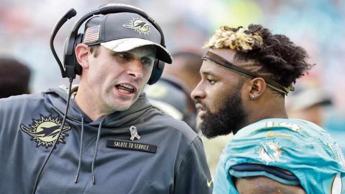 Adam Gase chats with Jarvis Landry during Sunday’s Dolphins-Jets game.