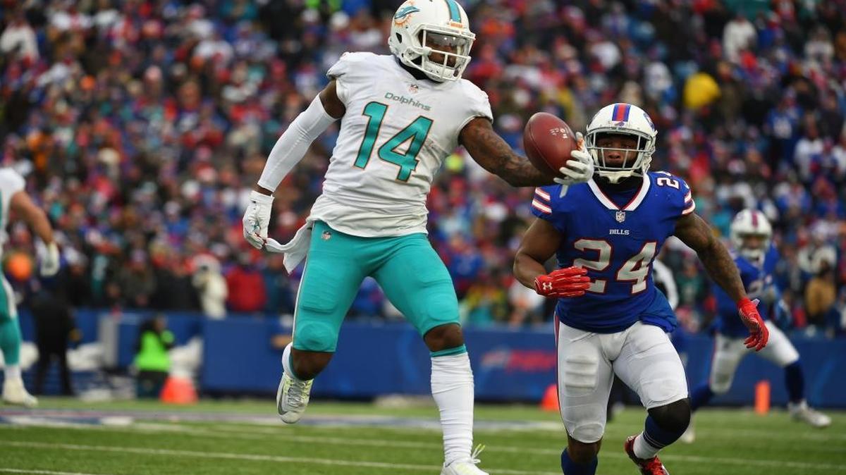 Dolphins receiver Jarvis Landry makes a one-handed catch in front of Buffalo Bills' Leonard Johnson Sunday.