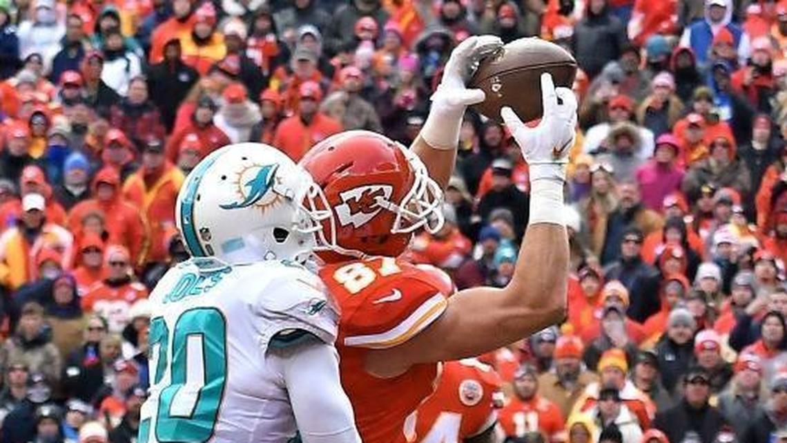 Kansas City Chiefs tight end Travis Kelce catches a touchdown pass in front of Miami Dolphins free safety Reshad Jones on Sunday, Dec. 24, 2017. Covering tight ends remains a problem for the Dolphins.