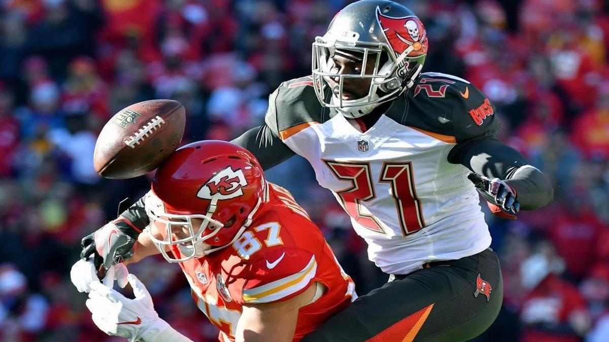 Tampa Bay Buccaneers cornerback Alterraun Verner breaks up a pass intended for Kansas City Chiefs tight end Travis Kelce in the third quarter on Nov. 20, 2016.