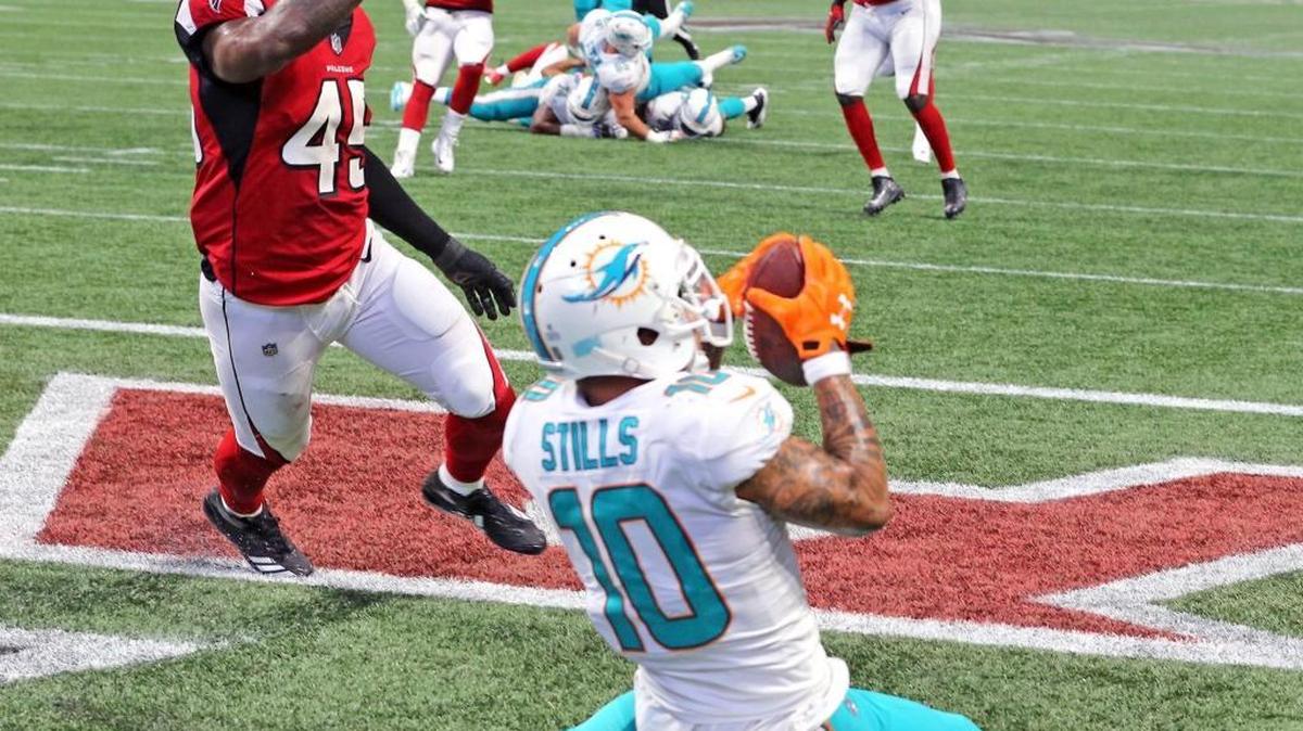 Miami Dolphins' Kenny Stills (10) catches a third quarter touchdown against the Atlanta Falcons on Sunday, Oct. 15, 2017 at the Mercedes-Benz Stadium in Atlanta, Ga. (Charles Trainor Jr./Miami Herald/TNS)