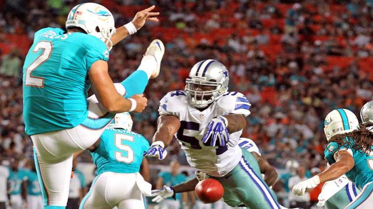 
Miami Dolphin Brandon Fields’ punt is blocked by Dallas Cowboys’ Bruce Carter during a preseason game at Sun Life Stadium in Miami Gardens, Florida, Aug. 23, 2014. 
