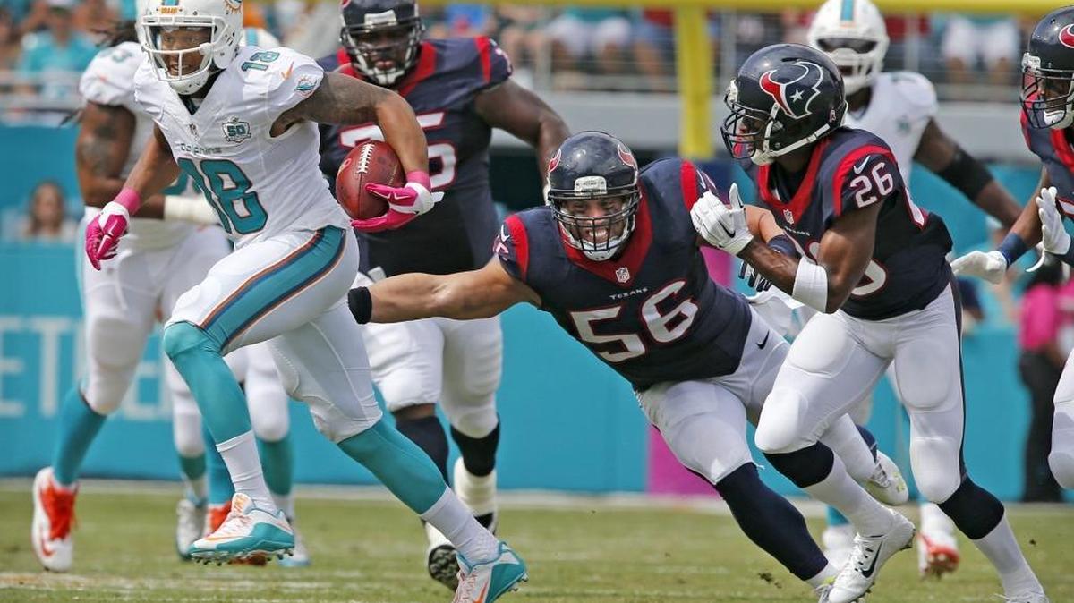 Rishard Matthews breaks the tackle attempt of Houston Texans linebacker Brian Cushing and runs for a first-quarter touchdown on Oct. 25, 2015.