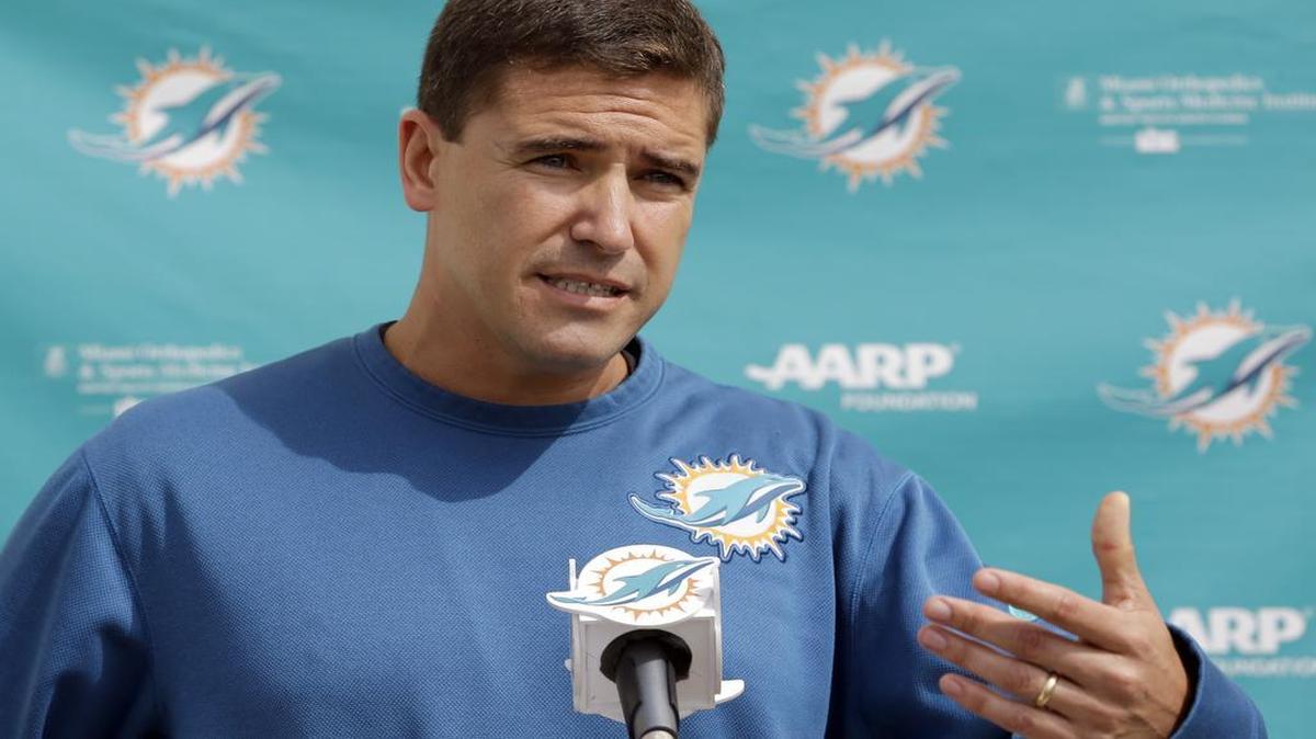 
Miami Dolphins offensive coordinator Bill Lazor talks to reporters during a news conference prior to an NFL football practice, Thursday, Oct. 15, 2015, in Davie, Fla. 
