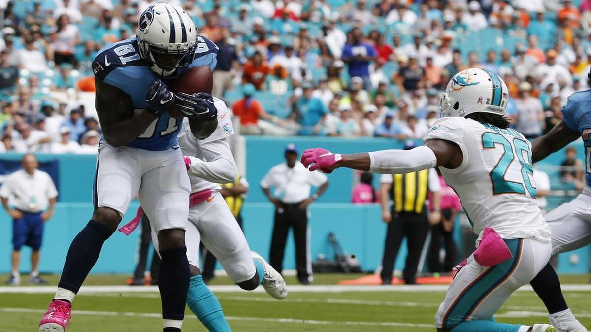 Tennessee Titans wide receiver Andre Johnson (81) catches a pass for a touchdown as Miami Dolphins cornerback Bobby McCain (28) is late with the tackle, during the first half, Sunday, Oct. 9, 2016, in Miami Gardens, Fla.