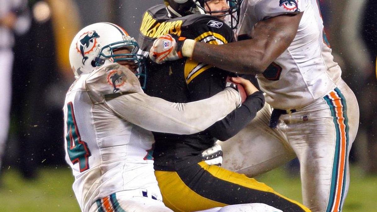 Dolphins defensive end Quentin Moses, left, and Joey Porter sandwich sack Steelers quarterback Ben Roethlisberger in the second quarter of a November 26, 2007 loss at Pittsburgh.