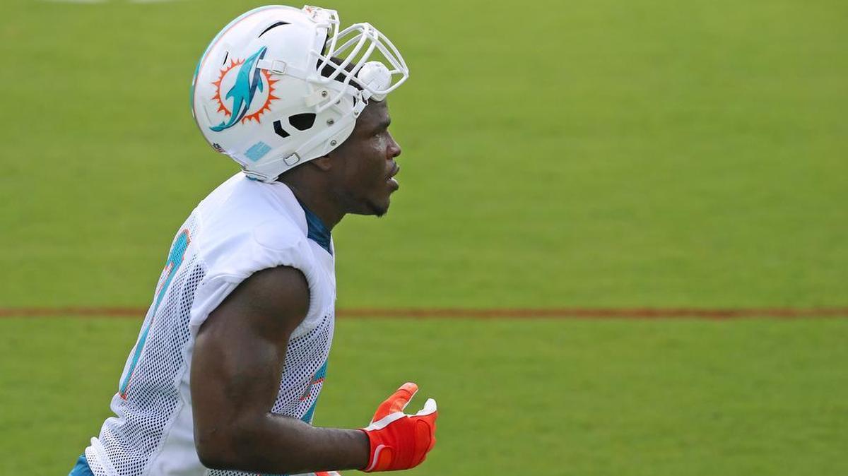 Miami Dolphins running back Frank Gore (21) runs at a practice last June. Gore, at 35, has been bypassing vacation to work on his body.