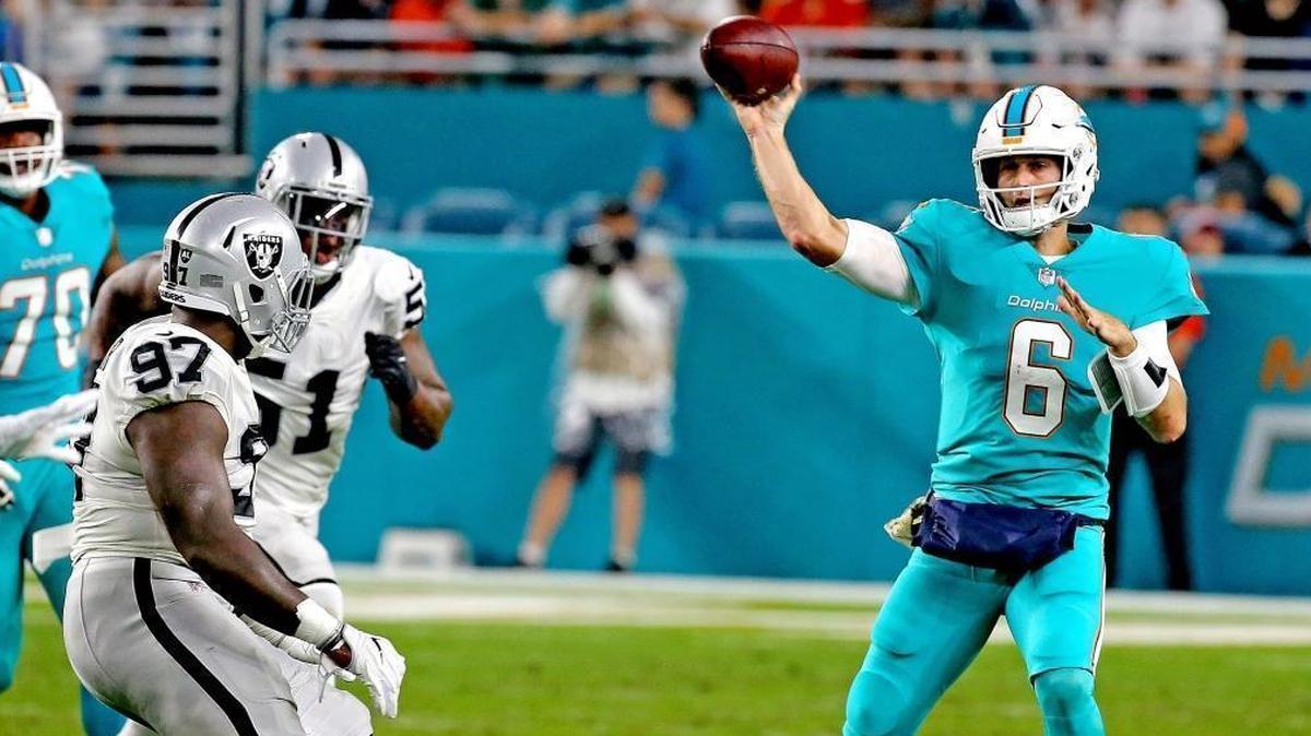 Jay Cutler threw three touchdown passes Sunday against the Raiders.