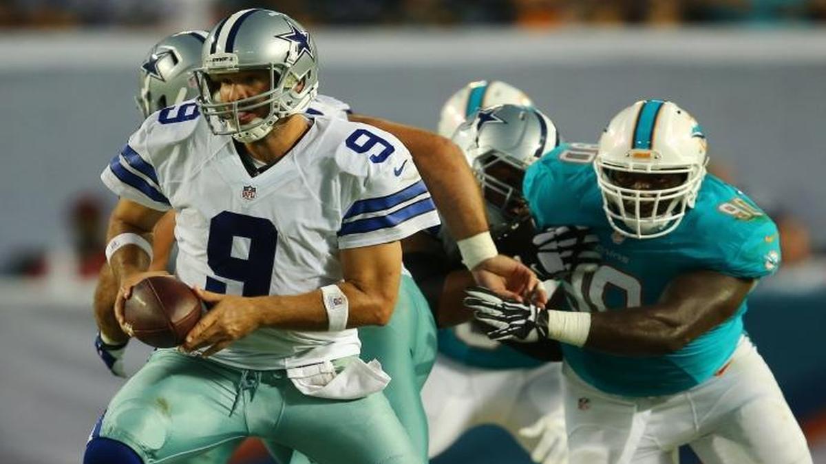 Dallas Cowboys quarterback Tony Romo, shown in a preseason game against the Dolphins last year, is expected to return from a clavicle injury Sunday in Miami.