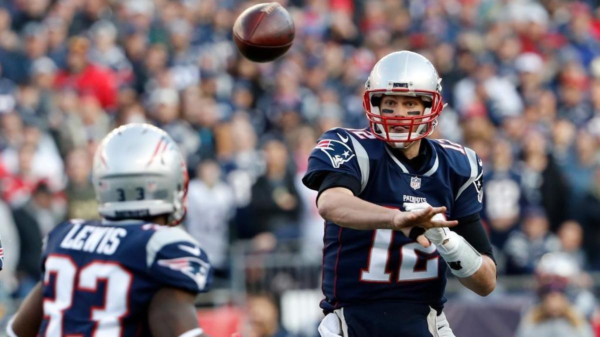 New England Patriots quarterback Tom Brady throws to pending free agent Dion Lewis during the AFC Championship Game.