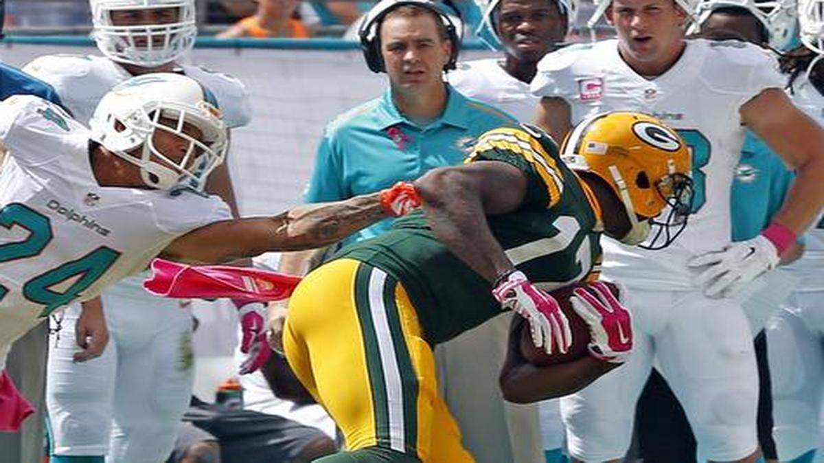 
Miami Dolphins coach Joe Philbin looks on as cornerback Cortland Finnegan (24) defends the Packers’Davante Adams in the first quarter at Sun Life Stadium in Miami Gardens, Florida, Oct. 12, 2014.
