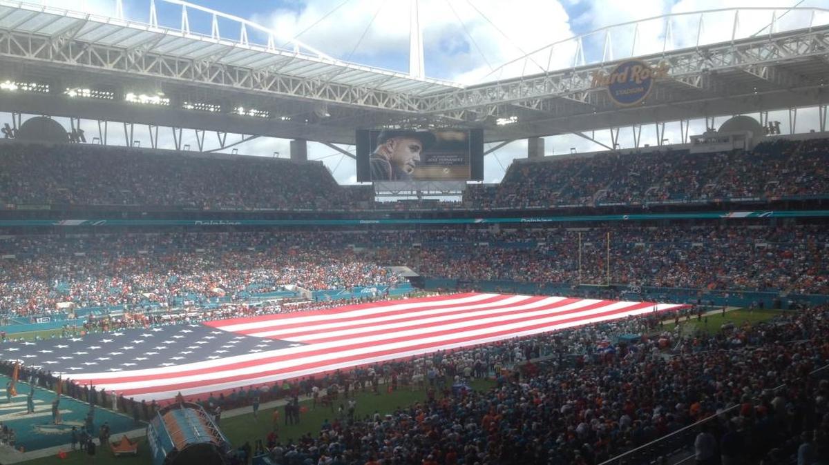 Los Miami Dolphins rindieron homenaje al fallecido José Fernández con un minuto de silencio previo a su juego contra Cleveland, el domingo por la tarde.