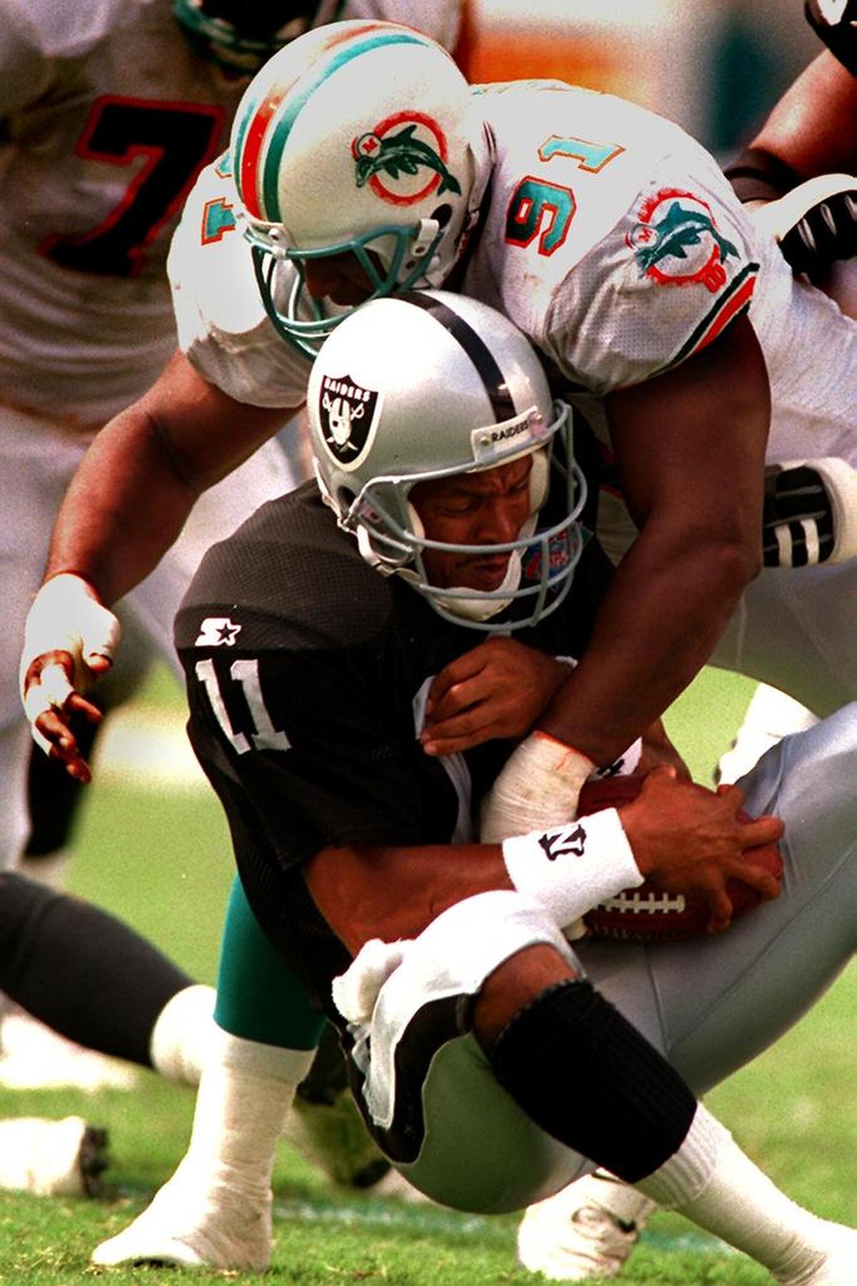 Jeff Cross sacks Vince Evans during the Miami Dolphins’ game against the Los Angeles Raiders on Oct. 16, 1994.