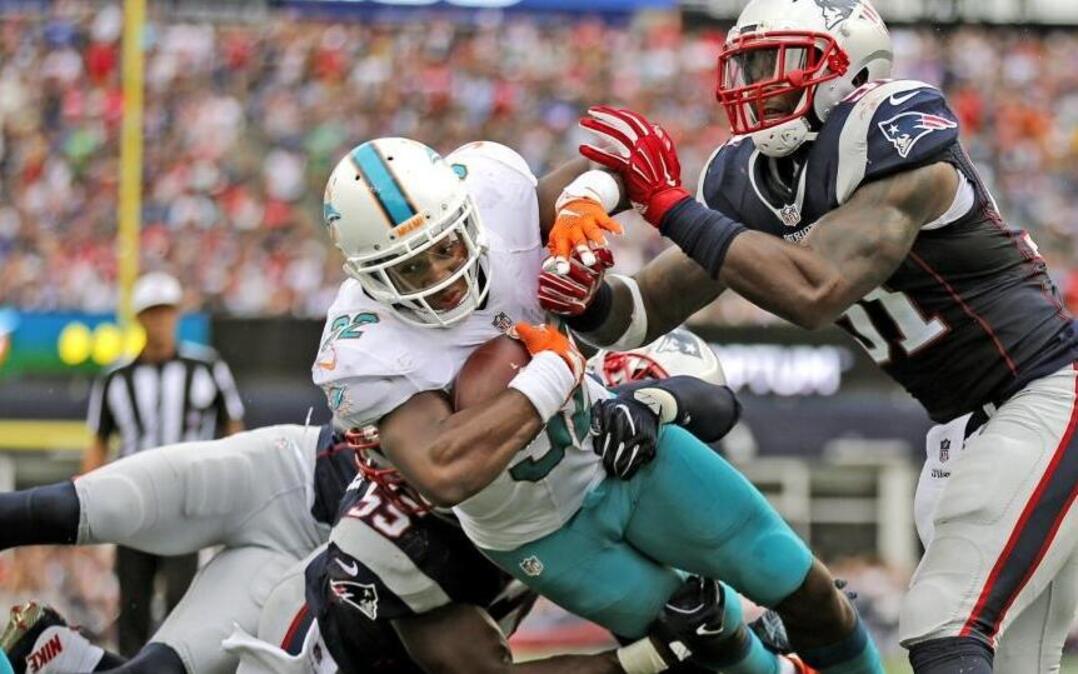 Kenyan Drake starts at running back against the Browns.