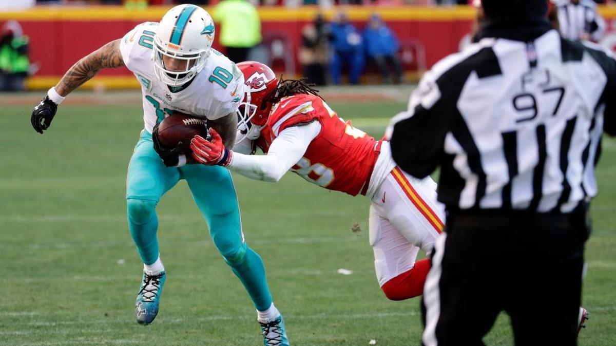 Kenny Stills lost a fumble and was called for a highly questionable offensive pass interference flag Sunday.