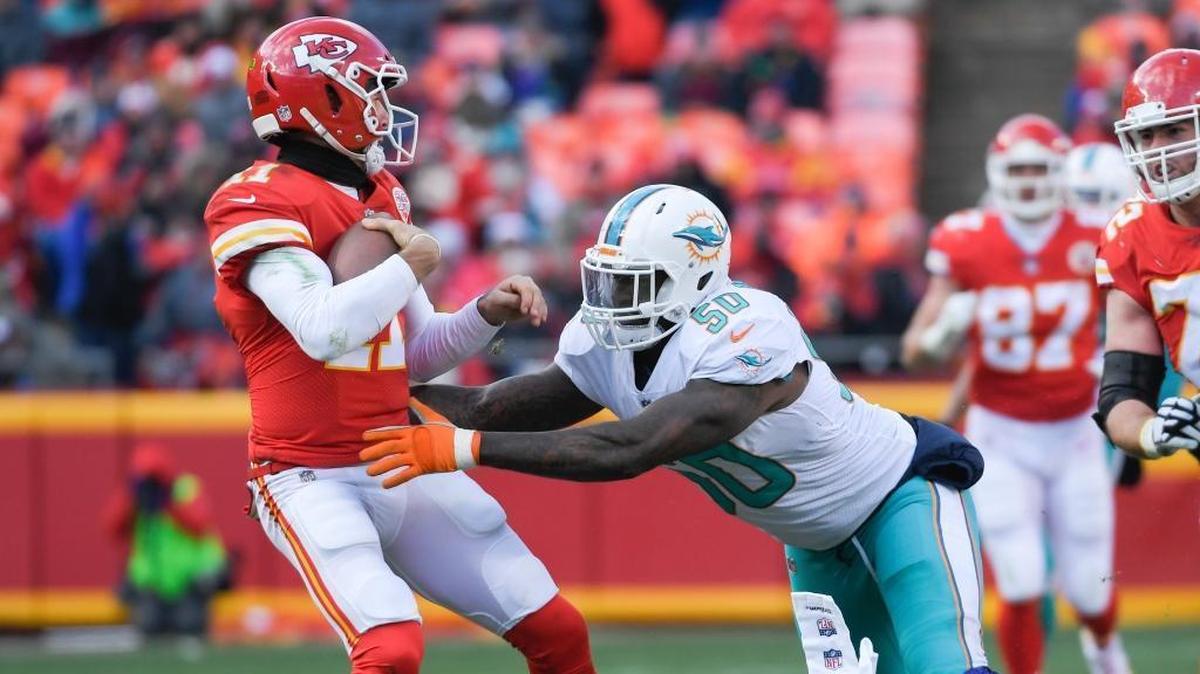 Dolphins defensive end Andre Branch has not had the same burst in 2017. The reason? Check out his left knee.