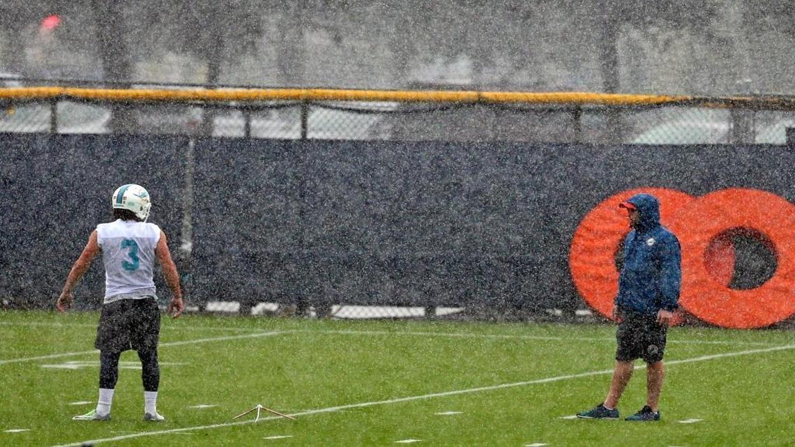 Darren Rizzi, shown with kicker Andrew Franks, believes the Dolphins can win the close ones again in 2017.