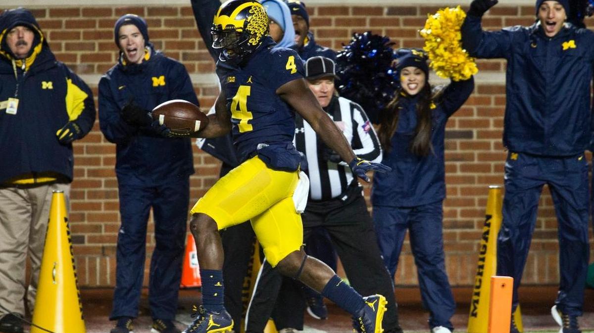 Michigan running back De'Veon Smith scores against Indiana on Nov. 19, 2016.