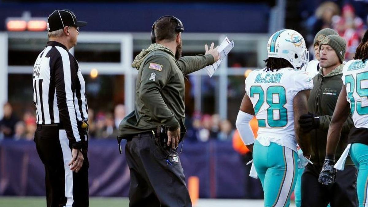 Miami Dolphins cornerback Bobby McCain walks to the sideline after being ejected during the second half of the Dolphins-Patriots game on Sunday, Nov. 26, 2017.