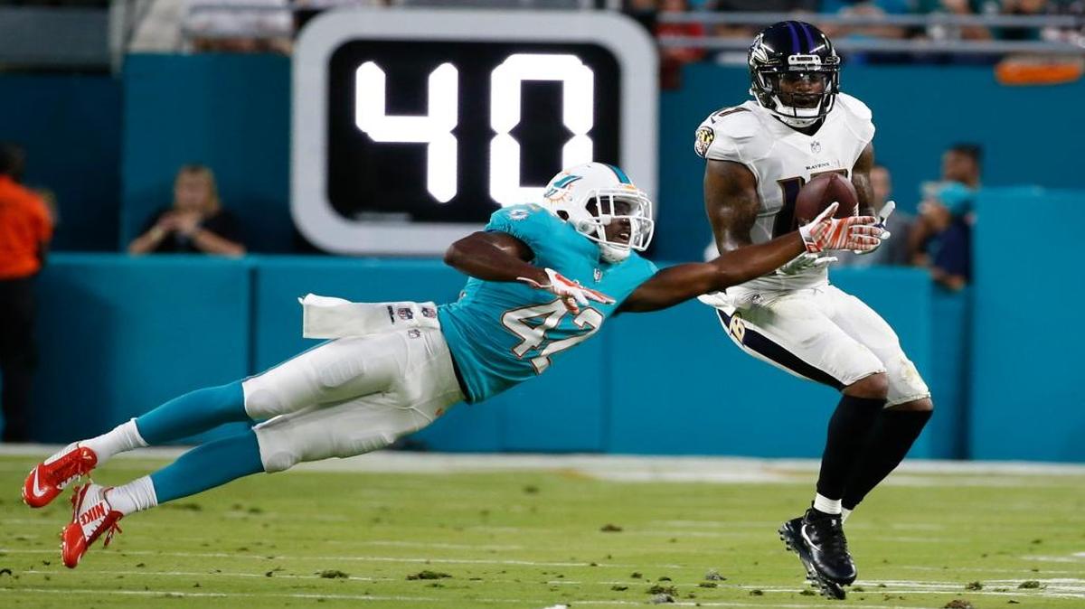 Alterraun Verner, left, plays bigger than his size. He will need to against Mike Evans in Week 1.