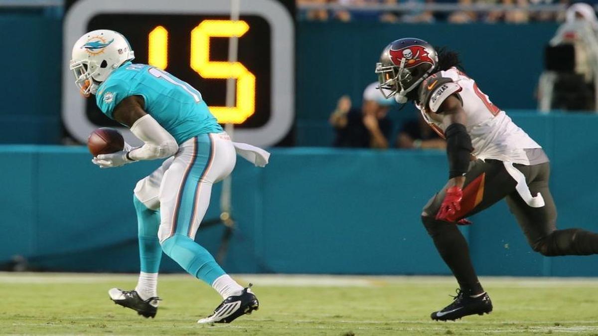 
Miami Dolphins’ DeVante Parker catches a first quarter pass as Tampa Bay Buccaneers’ Leonard Johnson fails to defend at Sun Life Stadium in Miami Gardens on September 3, 2015.
