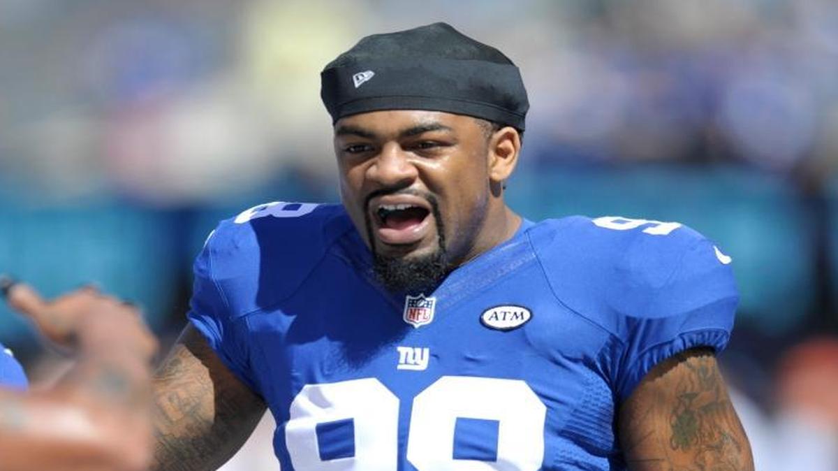 Former New York Giants defensive end Damontre Moore warms up prior to an NFL football game against the Atlanta Falcons, Sunday, Sept. 20, 2015, in East Rutherford, N.J.