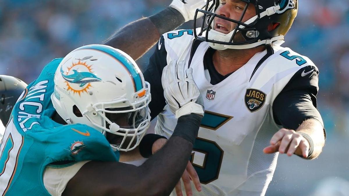 
Miami Dolphins defensive tackle Earl Mitchell pressures Jacksonville Jaguars quarterback Blake Bortles in the third quarter at EverBank Field in Jacksonville, Florida, Sept. 20, 2015.
