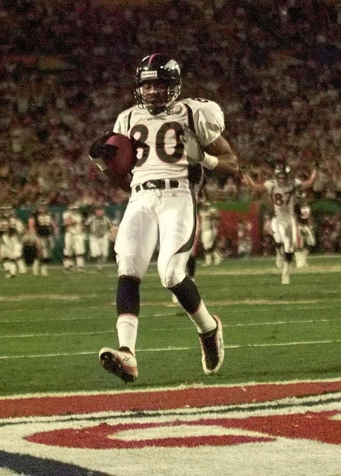 Denver’s Rod Smith struts on air after an 80-yard touchdown pass in Super Bowl XXXIII in Pro Player Stadium.
